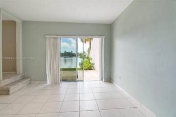 7238 Jacaranda Ln  Miami Lakes, FL 33014