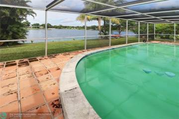 14110 Lake Candlewood Ct  Miami Lakes, FL 33014