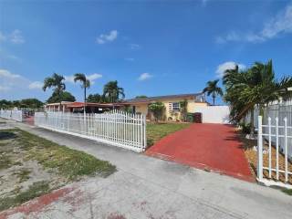 3461 E 9Th Ct  Hialeah, FL 33013